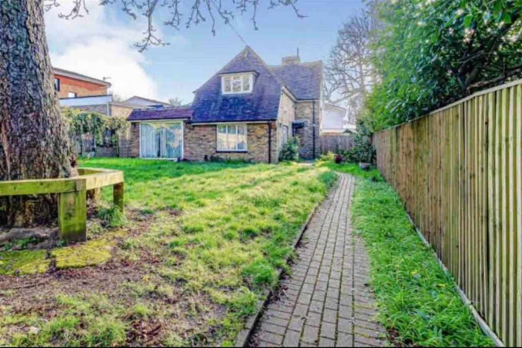 Lovely Cottage In The Heart Of Shirley- Croydon Eksteriør bilde